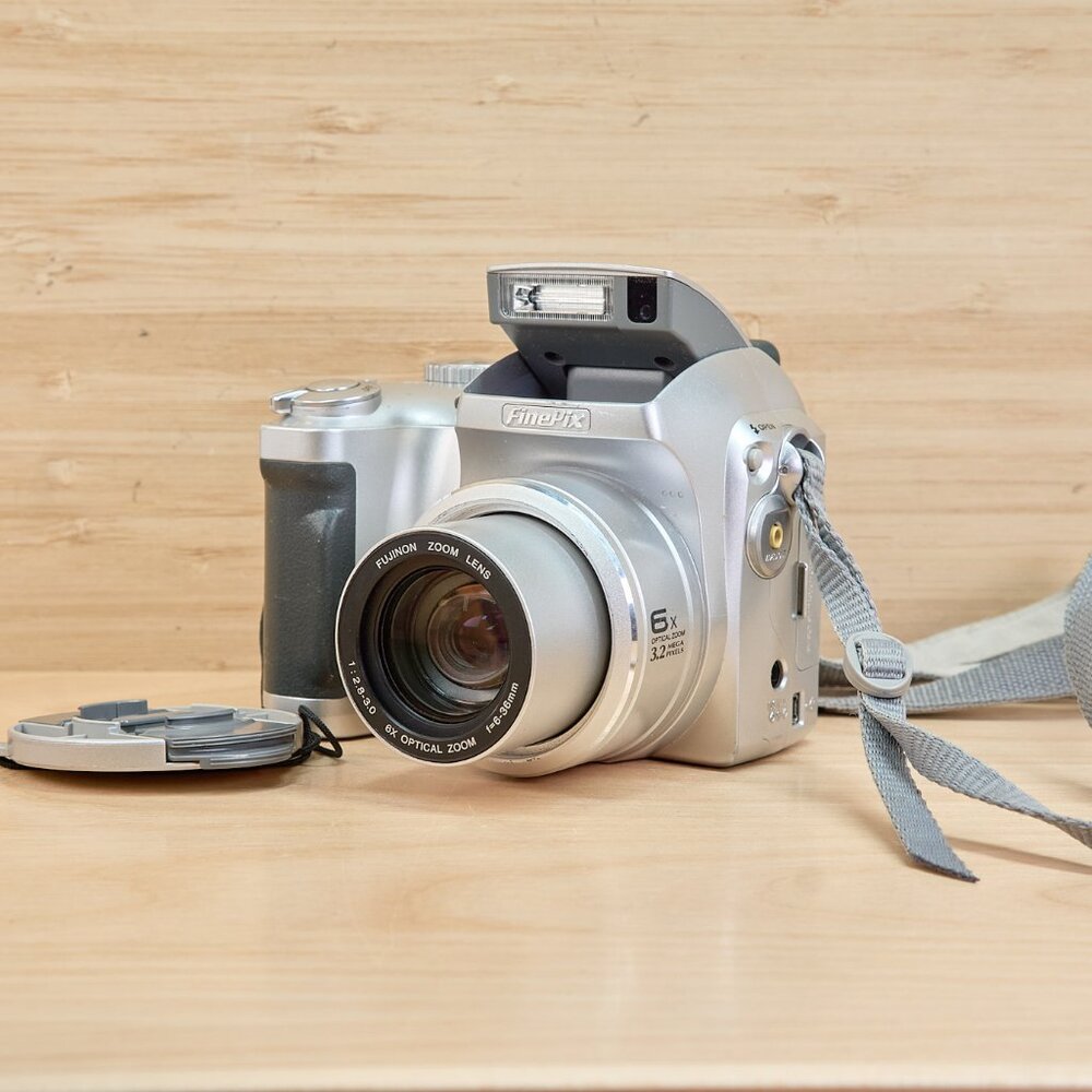 Fujifilm FinePix S3000 3.2MP Digital Camera / 6x Optical Zoom / Tested Working